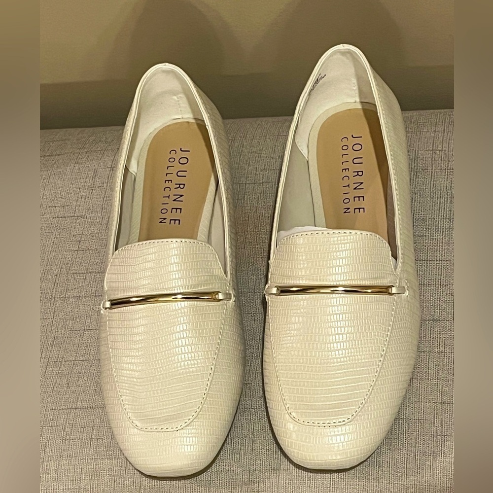 Like New Journee Wrenn Tru Comfort Off white Foam Loafers